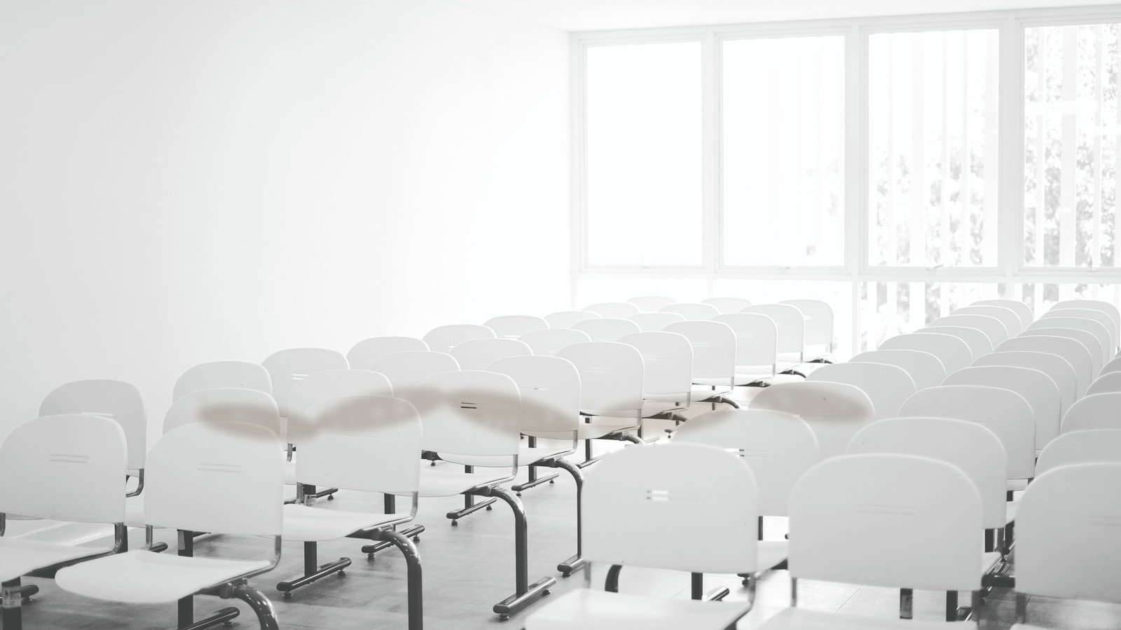 Cadeiras de auditório com odor ou manchas? Organize a higienização por lote
