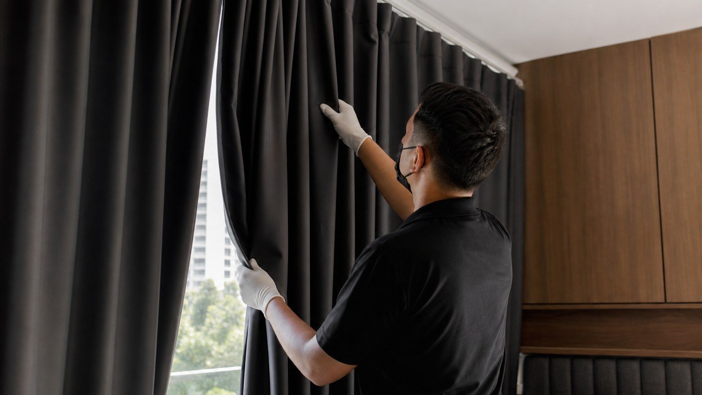 Lavagem de cortinas blackout em apartamento: poeira, cheiro e cuidado antes de lavar