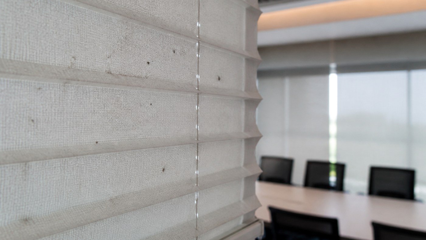 Persiana de tecido em ambiente corporativo: poeira, manchas e limite do material