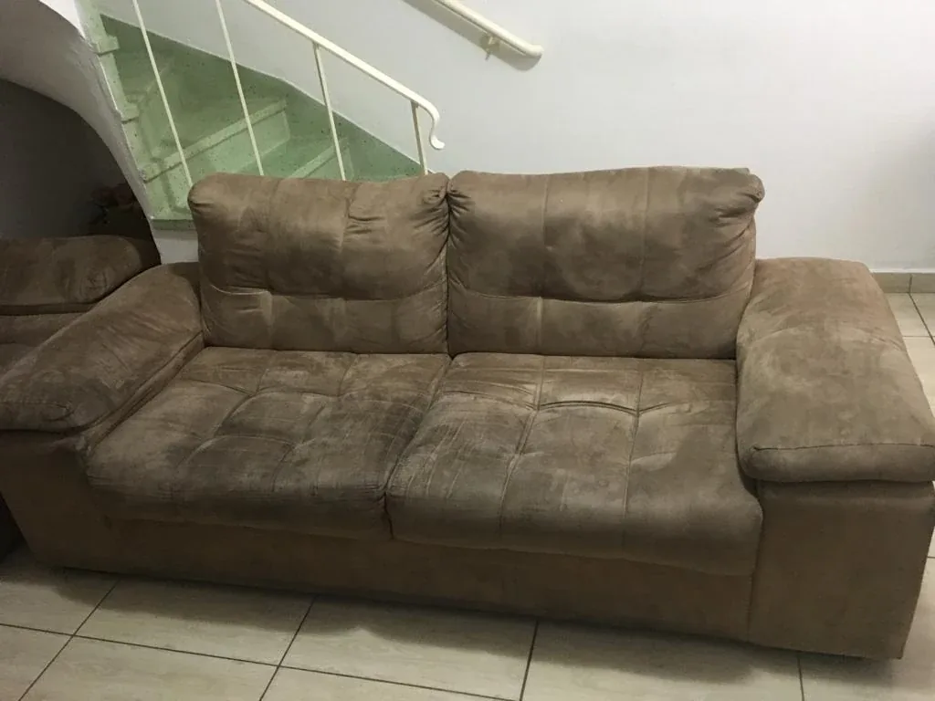 Sofá real usado como referência visual para avaliar formato, lugares e condição antes da higienização