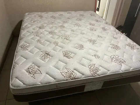 Colchão estampado fotografado por inteiro após cuidado profissional