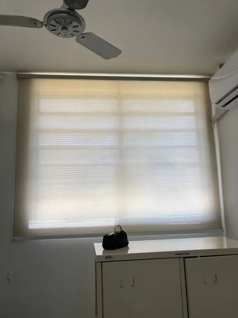 Persiana rolô clara instalada em ambiente interno