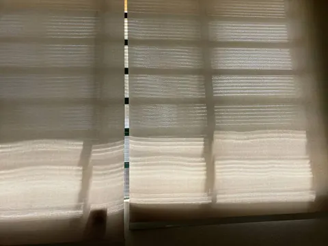 Persianas rolô tipo tela instaladas lado a lado após cuidado profissional