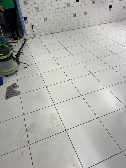 Piso cerâmico e rejuntes fotografados após passagem do equipamento
